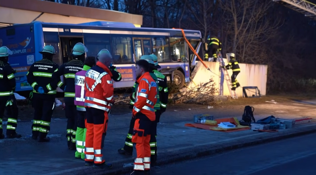 Trudering Unfall: 13-Year-Old Girl Dies After Bus Crashes Into Building Trudering Unfall: 13-Year-Old Girl Dies After Bus Crashes Into Building
