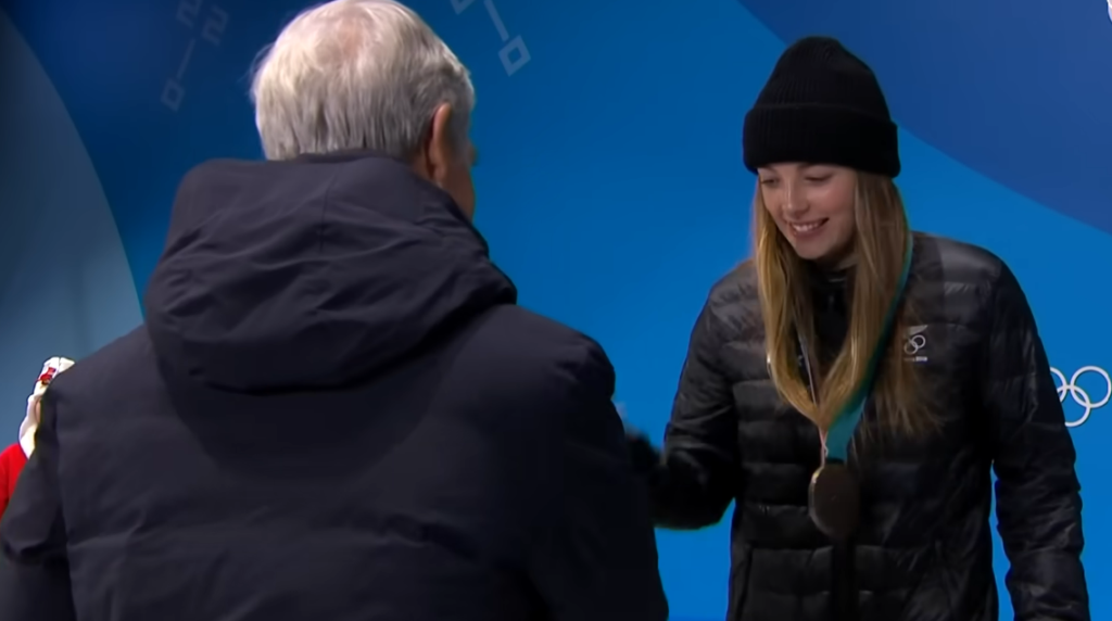 Zoi Sadowski-Synnott Tops Big Air Qualifying at Winter Olympics 2026