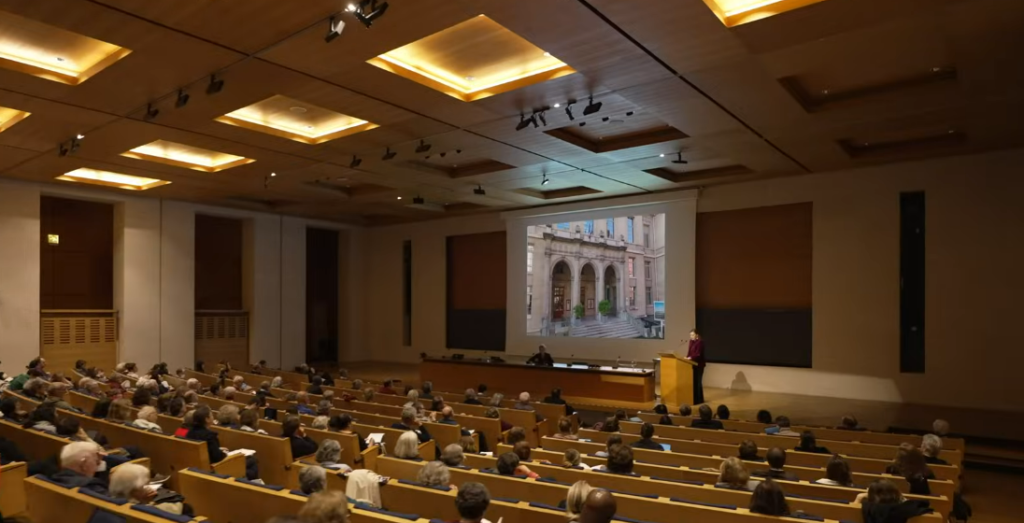 France Is Banning Smartphones in Schools Nationwide. Truancy Rates Just Dropped 18 Percent France Is Banning Smartphones in Schools Nationwide. Truancy Rates Just Dropped 18 Percent