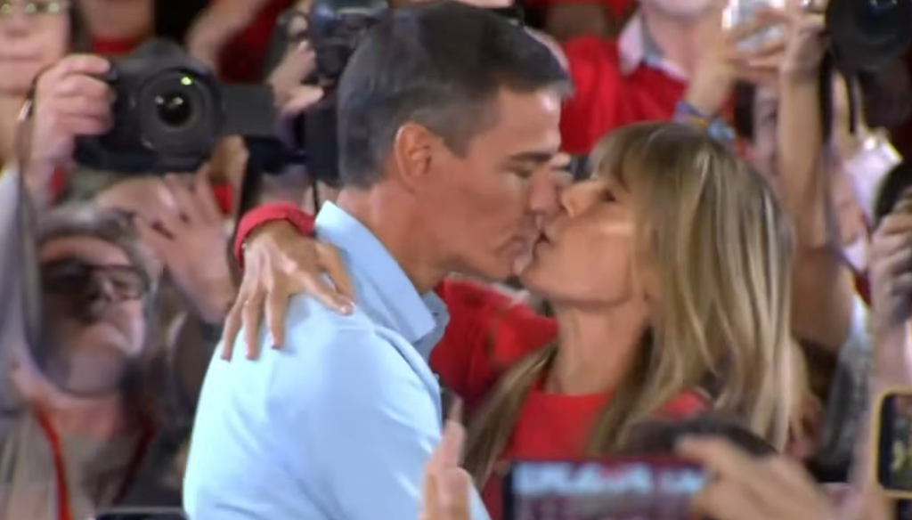 El Beso de Pedro Sánchez a Begoña Gómez en Fuenlabrada: ¿Amor Real o Estrategia Electoral?